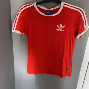 Röd adidas T-shirt 