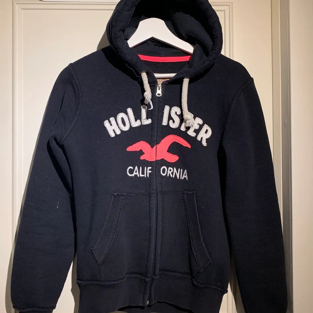 En marinblå hollister hoddie. Väl använd därav billigt pris. Köparen står för frakt, betalning sker via swish. Hoodies.