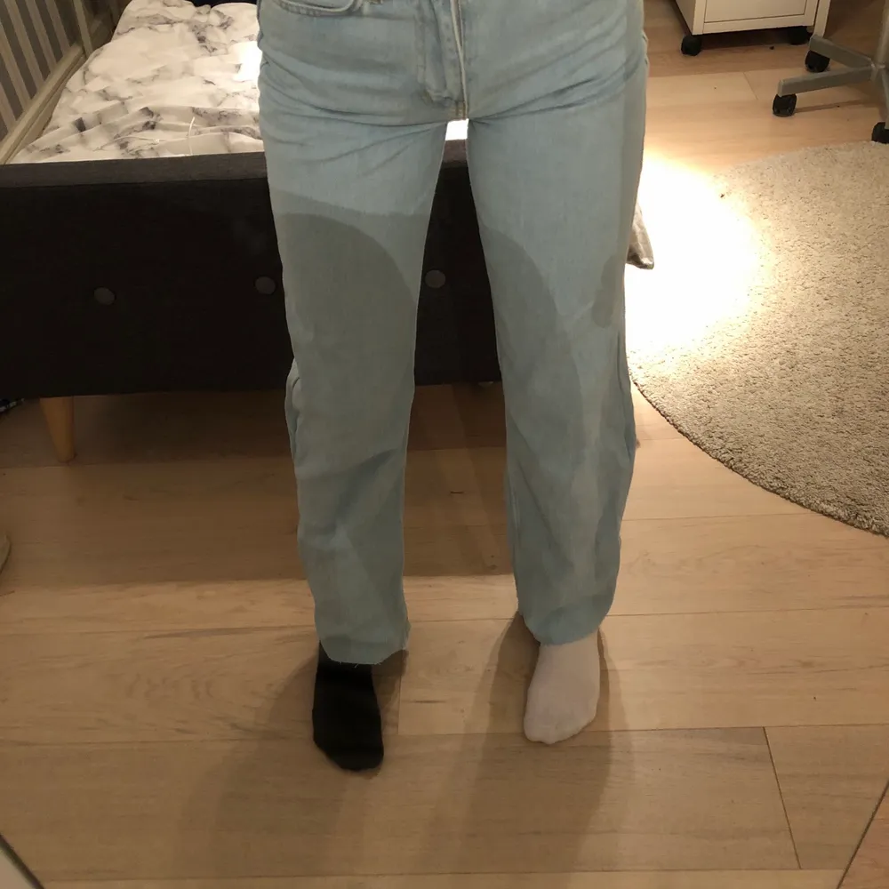 Säljer mina ljusblå jeans från junkjard, använda ett par gånger efter jag sytt in dem då ja tyckte de va för vida. Har även klippt till jeansen så de ska passa mig som är 163 cm, skriv för fler detaljer. Jeans & Byxor.