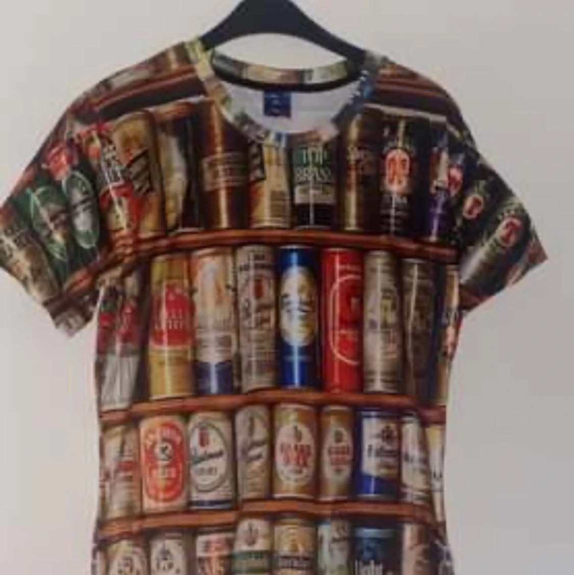 Rolig tröja med en massa ölburkar på! Väldigt bra maskerad tröja eller bara allmänt 😀