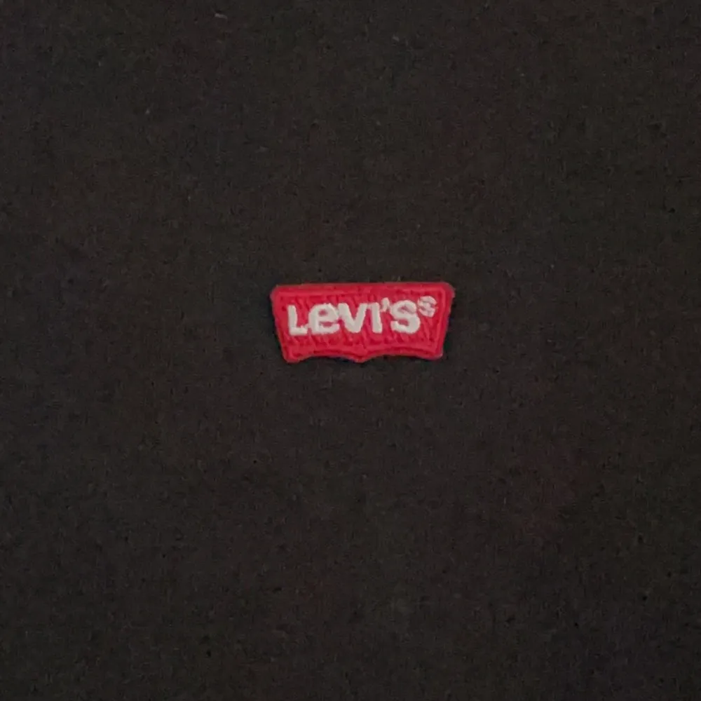 Levi’s t-shirt passar xs-m beroende på hur man vill att den ska sitta, kommer inte till användning längre . T-shirts.