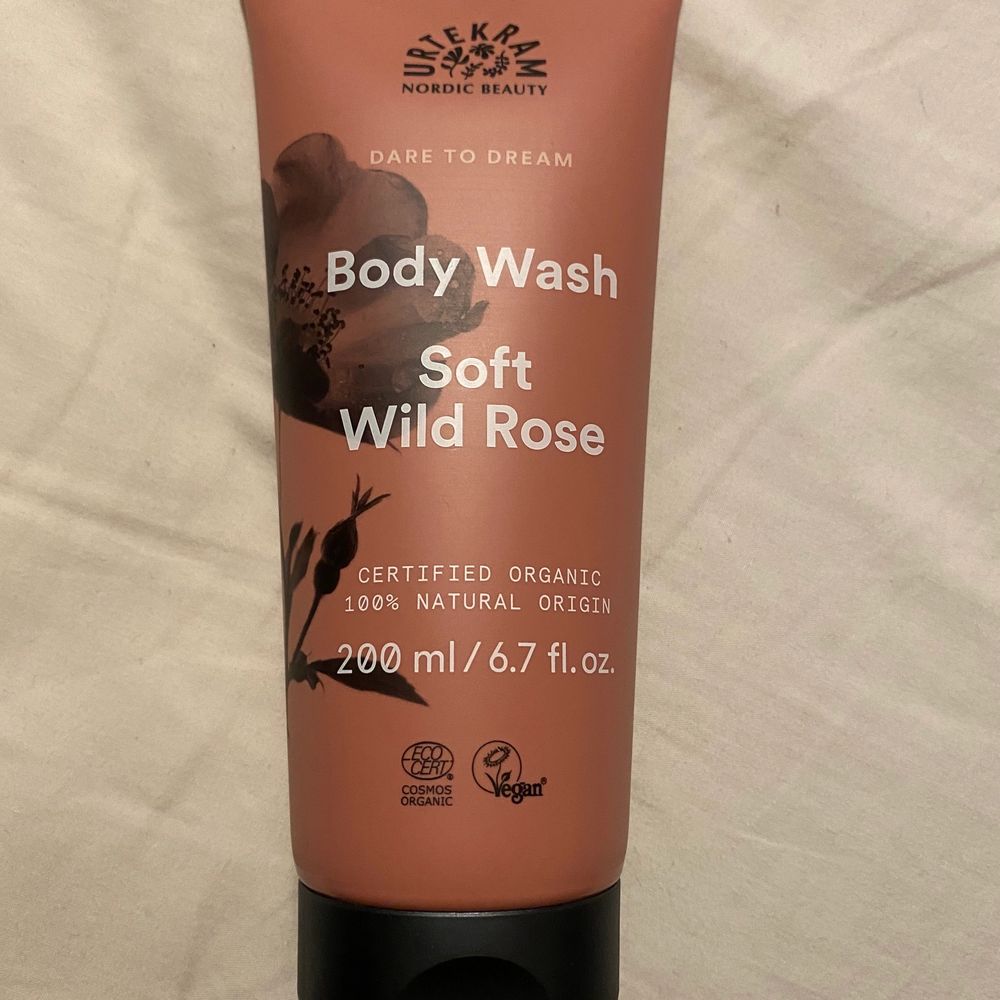 Säljer denna oanvända 200ml body wash från urtekam i doften soft wild rose. beskrivning: Urtekram Body Wash Soft Wild Rose är en ekologisk duschtvål med en doft av solvarma nyponrosor. Dare to Dream duschgel innehåller mjukgörande och återfuktande ingredienser som aloe vera och naturliga oljor. Ekologiskt certifierad av Ecocert enligt COSMOS Organic Standard. 100 % naturligt ursprung och vegansk. undrar man över något så är det bara att kontakta mig.. Övrigt.
