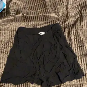 Tunna och fladdriga svarta shorts 