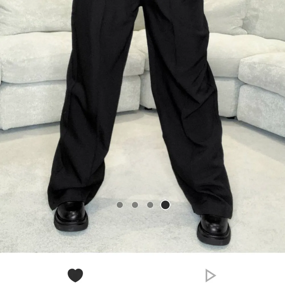 Jättesnygga typ cargo pants fast samtidigt inte?? jättesnygg fit på dom iallafall och helt nya, men säljer vidare för dom va lite långa på mig som är 165🥺 . Jeans & Byxor.