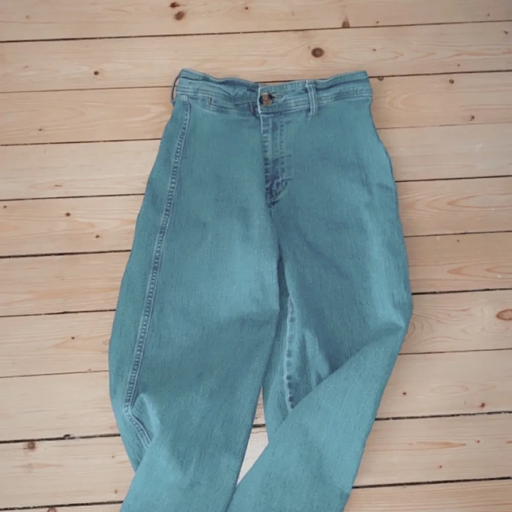 Hm jeans, använts kanske 4 gånger, köpta förra året 🥰              Dom göra jeansen passar mig som är XS men byx storleken är 160-170. Jeans & Byxor.