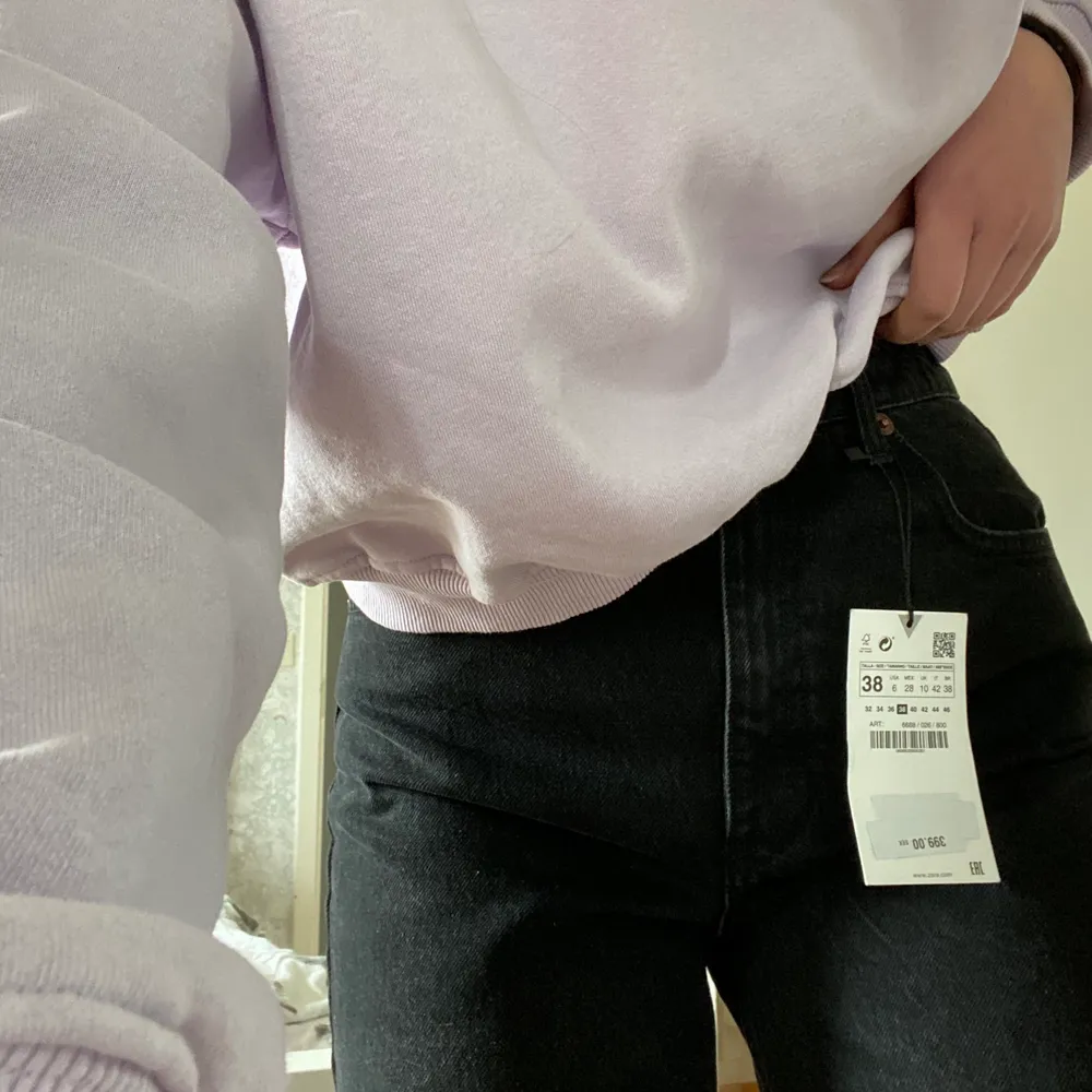 Lång snygga jeans från zara, helt nya (prislappen är kvar). Lång i modellen, går att klippa kortare så som man vill ha dom. Köpta för 399. Storlek 38 men passar även på en S. Skickar mer bilder vid intresse💗💗. Jeans & Byxor.
