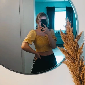 Croppad gul top S-M - Super stretchig top säljs då jag ej använder den använt Max 2 ggr