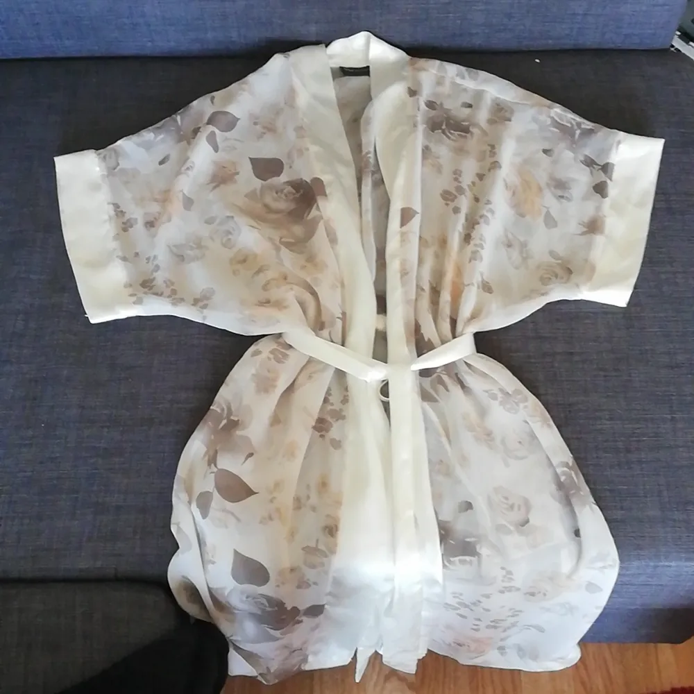 Jättefin morgonrock/kimono som aldrig blivit använd. Sälj då den inte blivit använd. Buda i kommentarerna. . Övrigt.