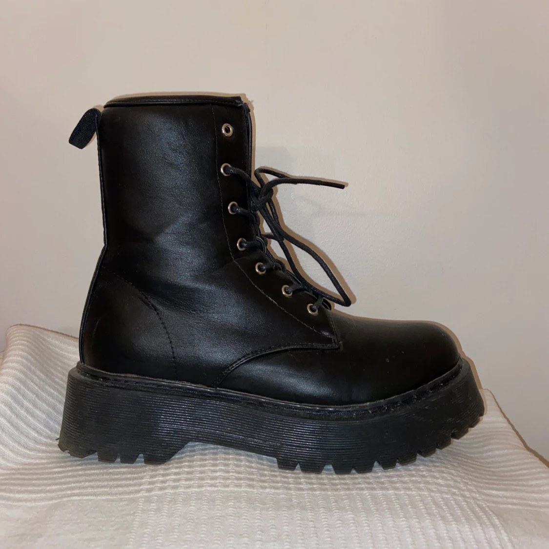 Svarta boots platåsula