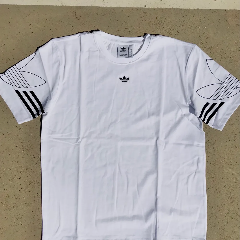 Oversize adidas tshirt, helt nya och oanvända. Kan fås rabatt vid flera köp! Finns i flera storlekar så det är bara att fråga på :). T-shirts.