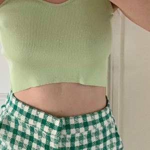 Säljer ett lime grönt linne från Zara🥰🥰 Använt ett fåtal gånger men ändå i nyskick💞