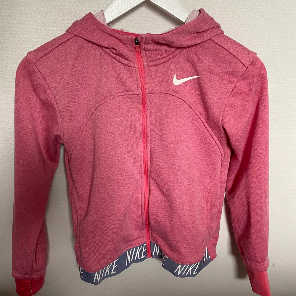 säljer denna fina Nike kofta som tyvär är för liten, storlek 137-146. Köparen står för frakten💕. Hoodies.