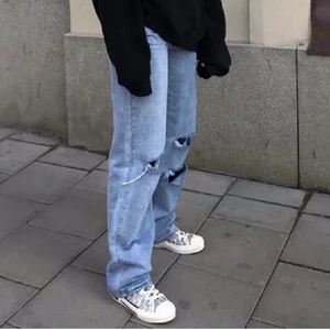 Raka jeans  - Köpte byxorna på plick men säljer pga att de inte passade på mig. Jättefina raka jeans.