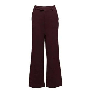 Ganni kostymbyxor M - Fina kostymbyxor från Ganni i stickat/vävd material i röd/lila färg, i storlek M så tyvärr för stora för mig