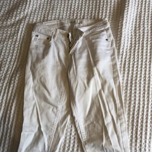 Vita Jeans  - Vita Chloe Jeans från Gina Tricot. Använda ett antal gånger. Vanlig midja. Köparen betalar frakt.