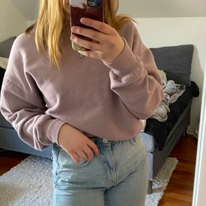 Tröja - En superfin lila sweatshirt från hollister i strl Xs som jag nästan aldrig använder, därför säljer jag den 🥰