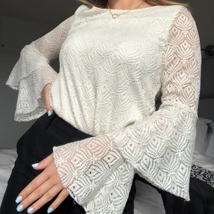 Blus - Ursnygg spetsblus med volanger från Vero Moda