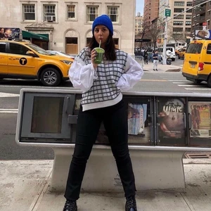 Väst med tröja  - Säljer denna as coola väst med inbygg skjorta! Köpte av Emelie Feola men inte riktigt min stil :( Den är köpt vintage i New York (nypris 1500kr) säljer för 200kr + frakt! 💞💞💞 storlek står ej men skulle säga M