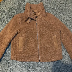 Varm jacka från H&M - En superfin teddyjacka som är använd ett fåtal gånger. Använder den inte så mycket och säljer den på grund utav det. Köparen står för frakt