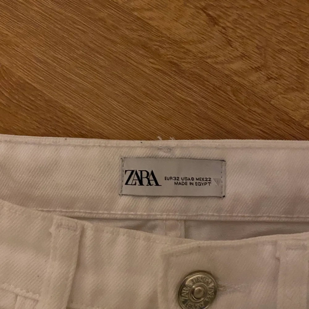 Ett par riktigt snygga vita vida jeans från Zara. Har inte fått så mycket användning av dessa pga att de har varit för små sen jag köpte dem. De är i princip oanvända. Priset går alltid att diskuterats. Köpare står för frakten 🤍💜💗💖. Jeans & Byxor.