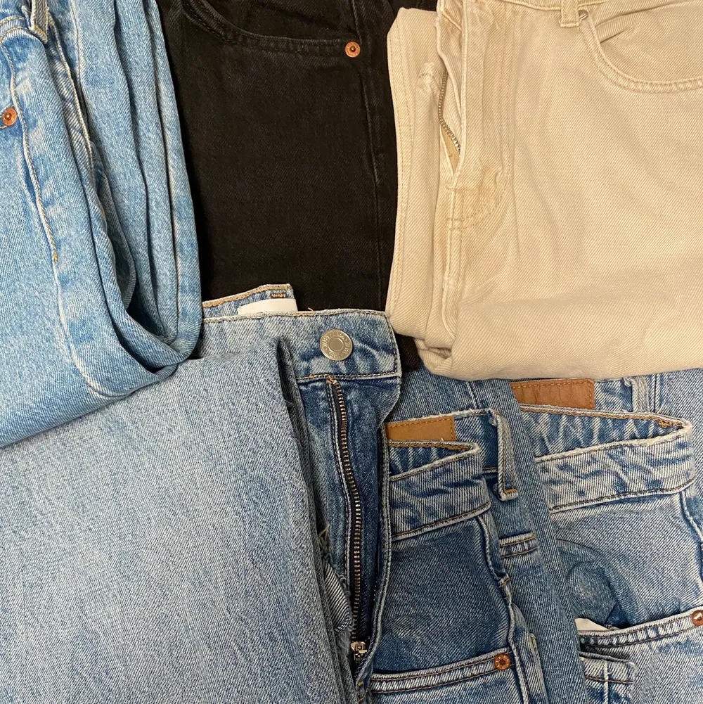 Säljer ett antal jeans. Skicka pm för mer information om du är intresserad av att köpa. Skulle säga att dem är i strl s/m. Jeans & Byxor.
