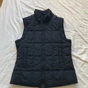 Väst  - En snygg svart väst från H&M i XS. Knappt använd och jättesnygg 