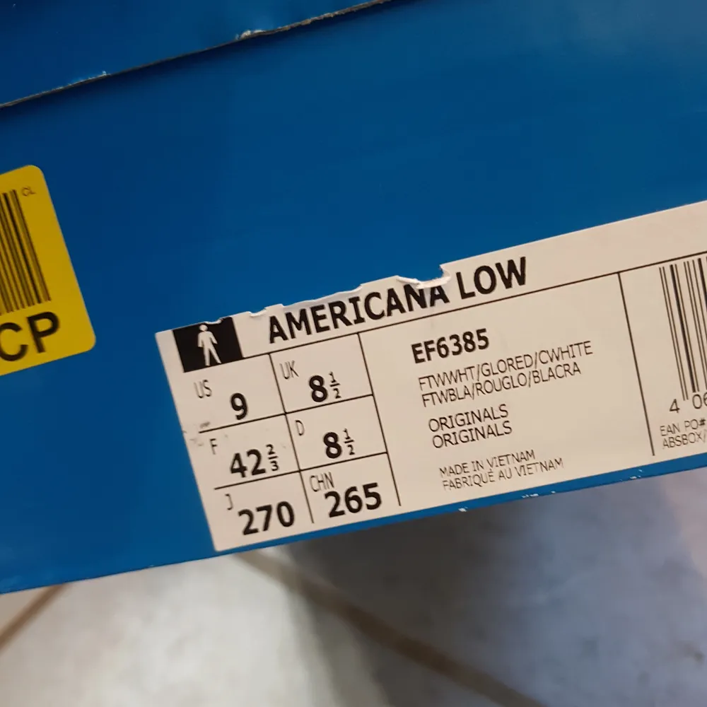 Helt nya Adidas American low. Aldrig använda och säljes pågrund av fel storlek! Finns även ett par i 42/5. Buda på!!!. Skor.