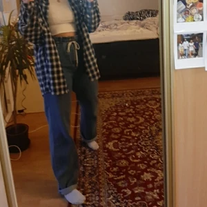 Straightleg Jeans Boohoo - Blåa vardagliga jeans med snygg passform i storlek 40, säljer då dem är lite stora för mig. De är långa i benen och går att vika upp 