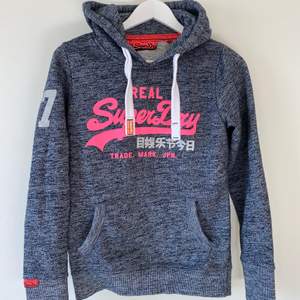 En skön hoodie från SuperDry i storlek S. Mycket bra skick💗Frakt tillkommer❤️