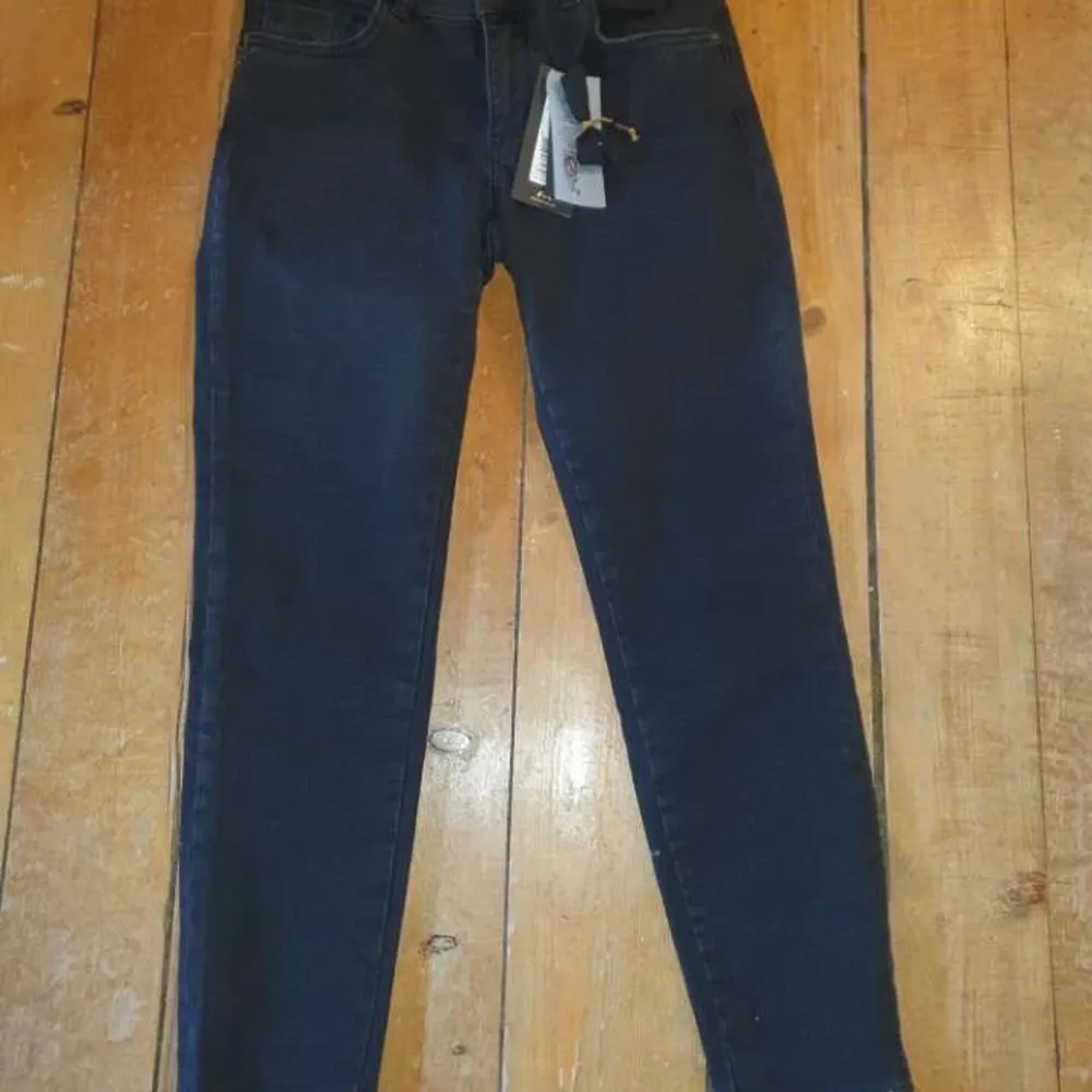 Väldigt lågmidjade jeans från mosh mosh. Aldrig använda. Säljer för 100kr men ursprungspris är 1200kr. Andra bilden visar färgen bäst. Man mötas upp eller frakta men i så fall står köparen för frakten.. Jeans & Byxor.