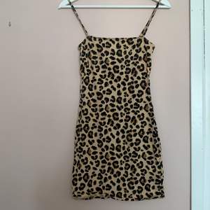 En jätte fin klänning i leopard mönster, sitter tajt på kroppen och har ett tunt material så bra till sommaren. Klänningen är i stl 32 från H&M. Säljer denna då jag själv inte har andvänt den så mycket. Priset är 80 plus frakt 
