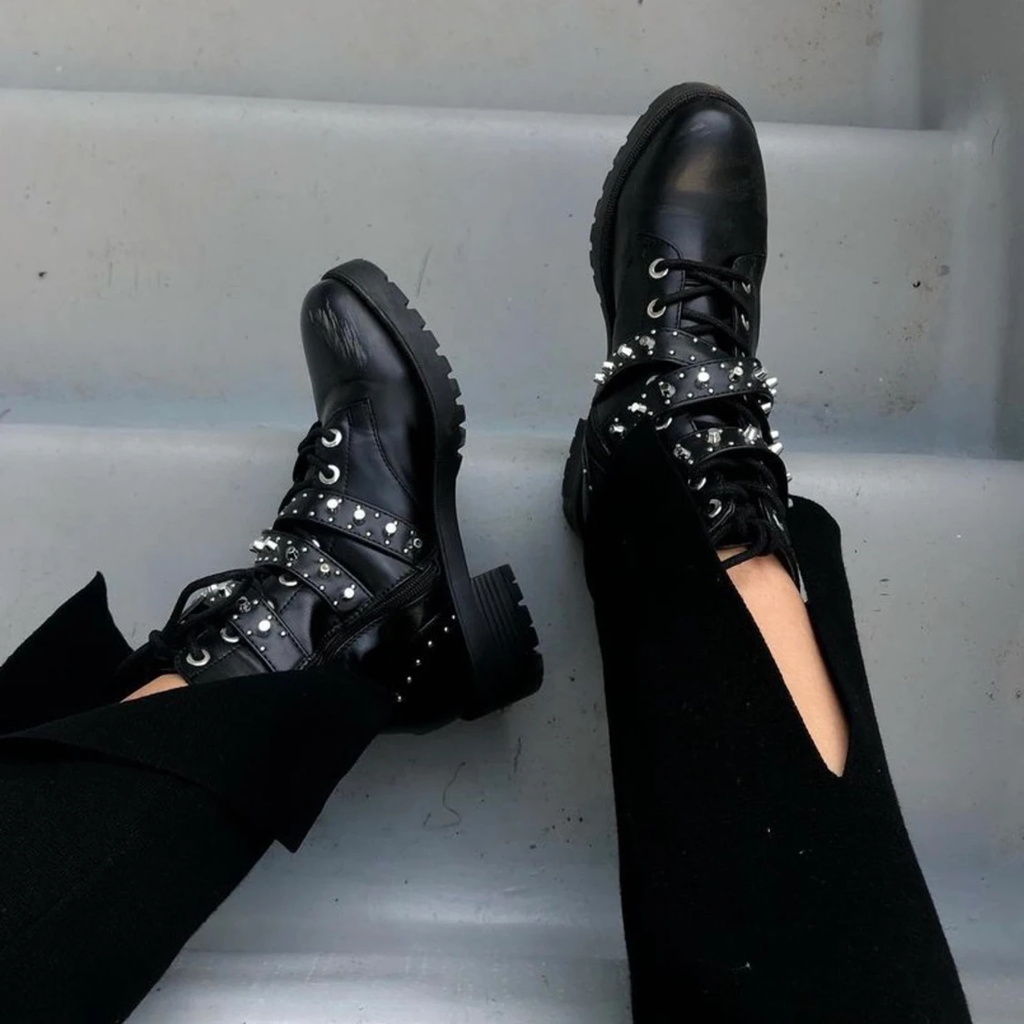 Skor med nitar - 91