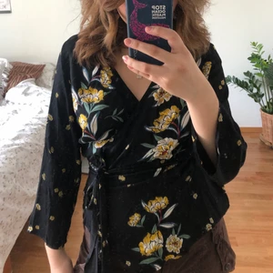 Blommig blus - Knytbar blommig blus i gott skick.