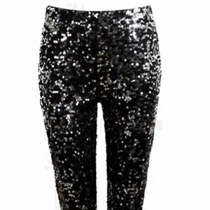 Paljettbyxor - Paljettbyxor i svart/silver från Bik Bok. Passar perfekt till en paljettkavaj. Hög midja och stuprörsform. Stretchigt material. Aldrig använda. Storlek M.