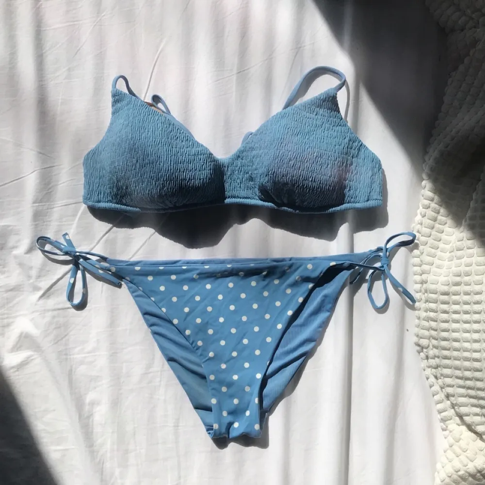 Superfin Blå smock bikini med ljus blå prickig underdel köpt på calzedonia förra året sälja pga fick aldrig användning för den✨ ny skick, endast testad✨                        Strl S med C/B kupa.  1 del för 80kr båda 160kr✨. Övrigt.