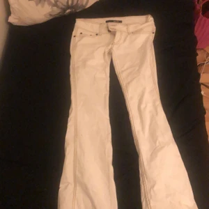Låg midjade jeans - Säljer dessa sjukt snygga lågmidjade jeans. De har en söm på sidan och är raka i modellen skulle jag säga. Dessa jeans passae nog en xs eller en 32,34