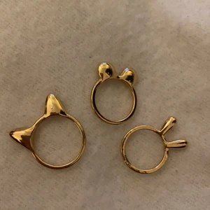 ringar - Tre fina guldringar, säljes pågeund av att de är för små! Aldrig använda 💕 42kr för alla eller 14kr/st, frakt ej inräknat. 