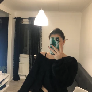 Pälsig stickad croppad tröja  - Otroligt mjuk och skön off shoulder tröja från Boohoo, använd 2 gånger. Strl M men passar som oversize för xs