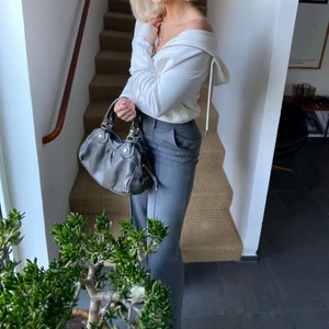 Gråa kostymbyxor raka med slits - Säljer mina supersnygga kostymbyxor från nakd då dem är lite för stora för mig. Har pressveck och en slits nere. 