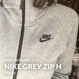 Helt ny super fräsch Nike huddie som jag fått i födelsedagspresent men som jag inte tycker passar min ”stil” riktigt och säljer för att den nog gör mer nytta hos någon annan🌟Köpt för över tusenlappen på Nike store och sedan dess har den bara hängt i garderoben. Om du är Intresserad är det bara att fråga, fler bilder passform m.m. Den är i storlek M vilket ger en fin lite overzized stil samtidigt som den sitter fint intill kroppen. Passar både killar och tjejer och finns att mötas upp i Stockholm och att fraktas. Kommer ifrån ett rök och djurfritt hem:)