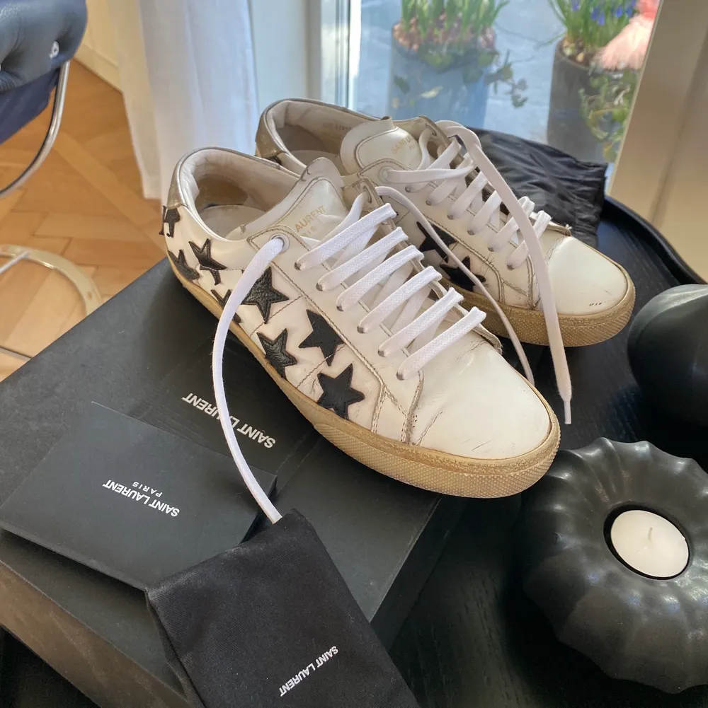 Saint Laurent star sneakers, köptes i Italien för ca 3 år sen för ungefär 5500kr. Tvättade och bytt till de nya skosnörena som medföljde, går säkert att fixa till mer:) Allt på bilden medföljer.. Skor.