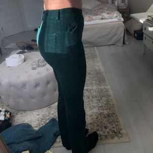 Manchester byxor  - Gröna Manchester byxor😍😍 Sitter så himla snyggt, ganska tighta över midjan och ner mot benen lösare🔥💖