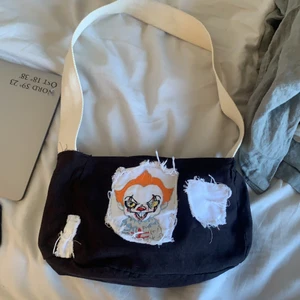 Axel väska  - Assnygg egengjord axelväska som är perfekt till att ha med sig vardagsgrejor i😘 Köparen står för frakten och om många är intresserade blir det budgivning 