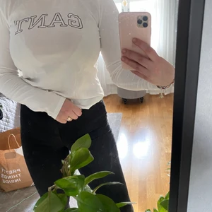 Vit Gant tröja  - Jag säljer denna fina Gant tröja, den har använts fåtal gånger och ser ut som ny. Den kommer från ett rökfritt hem och tvättas alltid innan den skickas. Har du mer frågor så är de bara att höra av dig.