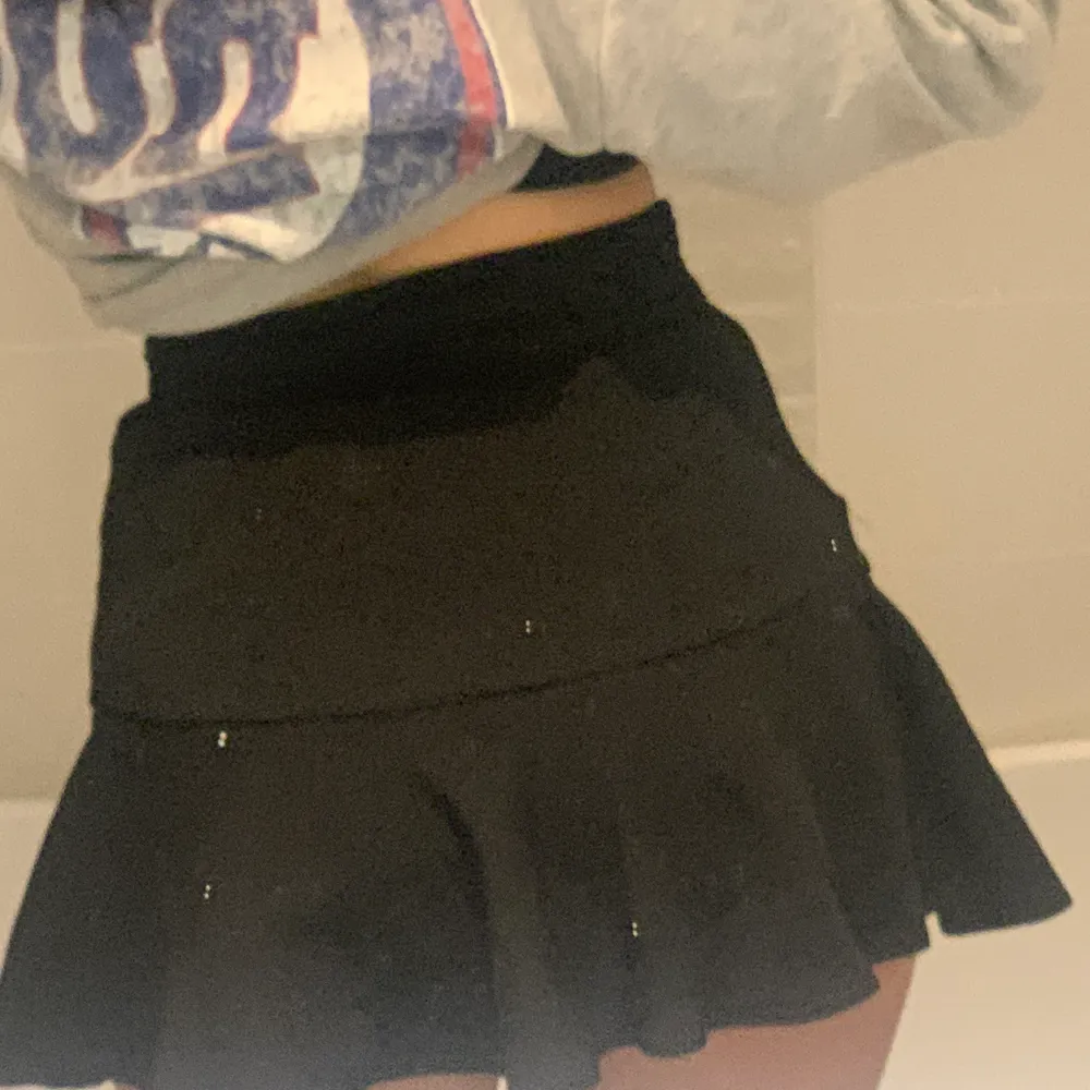 Oanvänd svart, volangig Zara kjol i storlek M. Har insydda shorts och dagkedja på sidan. Bor i Göteborg så finns möjlighet till att mötas upp om du skulle bo i området. Pris: 200kr (+frakt). Kjolar.