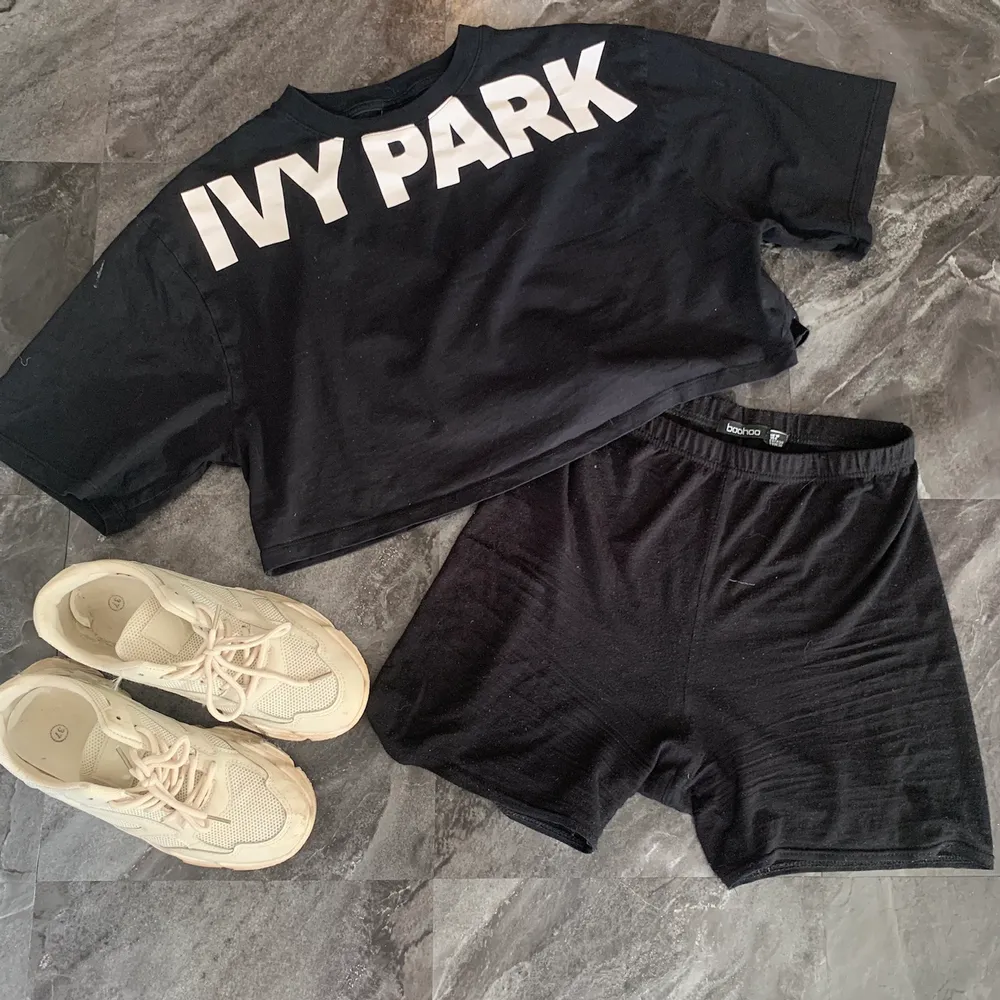Croppad t-shirt med längre ärmar, från Beyoncés egna märke Ivy park, en utav de första kollektionerna som släpptes. Sjukt skönt och går att klä upp lika väl som mysa i🥰. T-shirts.