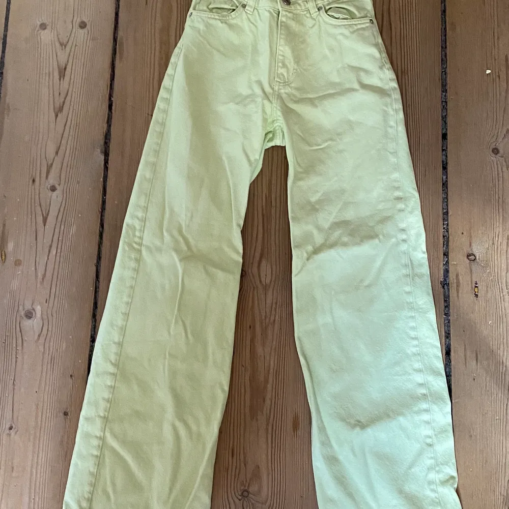 Skitsnygga wide jeans i storlek 26 från Monki i stilen Yoko i en ljusgrön färg🌱 köpta under våren förra året och använda, men i väldigt bra skick! säljer då de tyvärr är för små för mig Köparen står för frakten✉️. Jeans & Byxor.