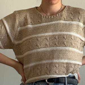 Cute, vintage sweater in T-shirt shape. Beatiful beige colour with nice knitted details. Also cute as an oversized fit. 