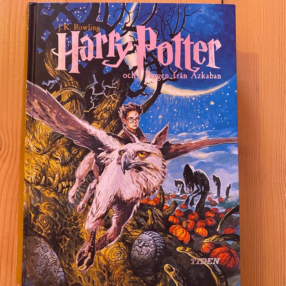 Säljer min gammla Harry Potter bok som är på svenska. Boken är i hyfsat bra skick. Den har en liten skrapa och baksidan är lite fadead på det silvriga. Köparen står för frakten. Pris kan diskuteras!💓. Övrigt.