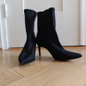 Nelly klack skor - Klassiskt svarta högklackade skor från Nelly i stl. 41. Använda två gånger. Inga märken och inga fläckar, så gott som nya. Säljer pga får ingen användning.